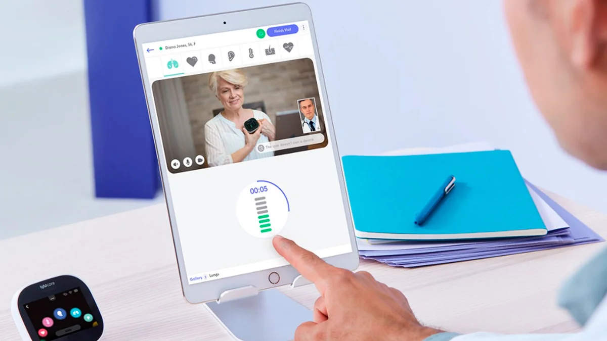 Profesional de salud revisando en una tableta un examen clínico realizado con TytoCare